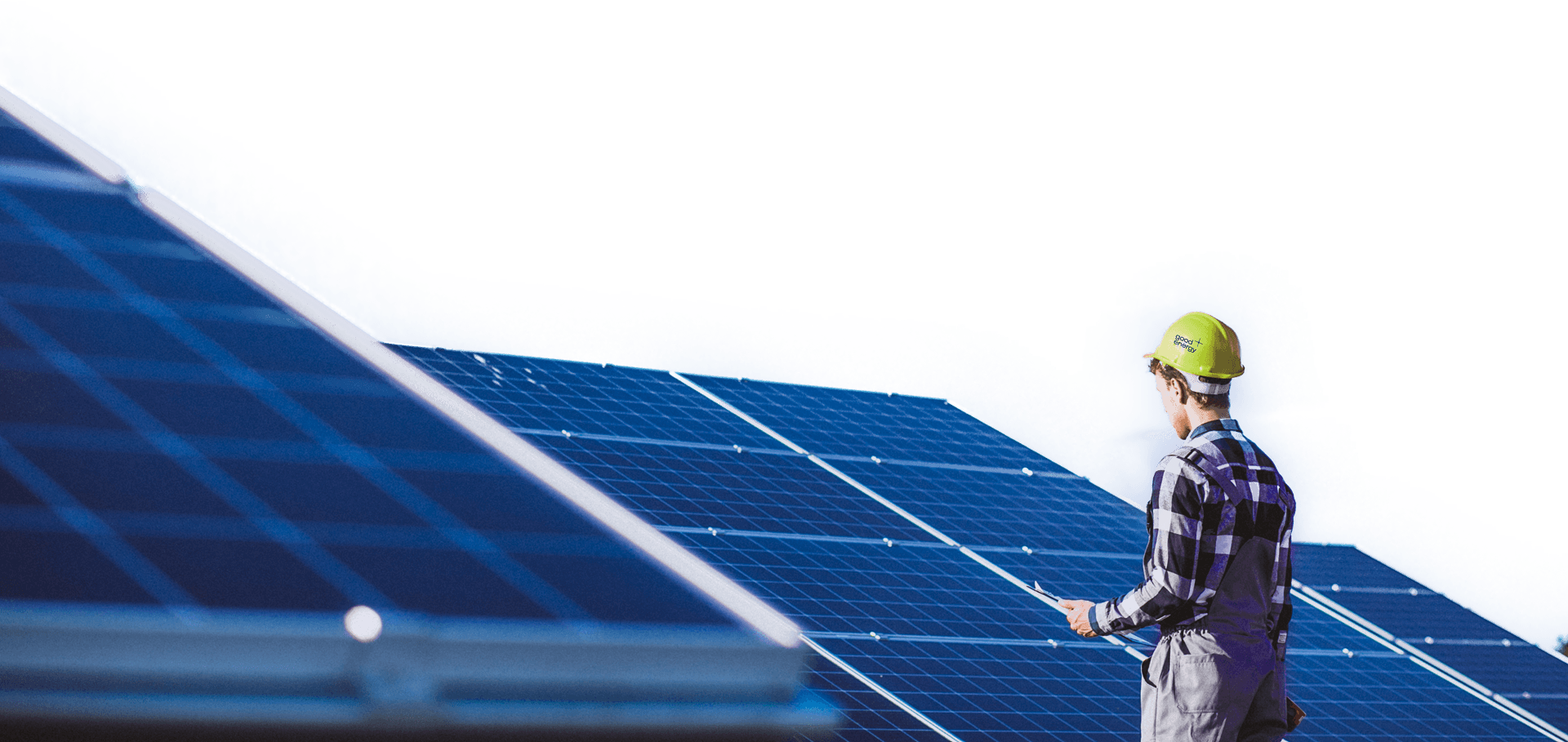 Trabajador de Good Energy con paneles solares