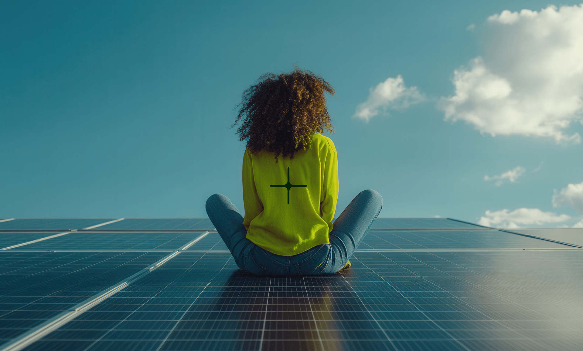 Persona sentada sobre paneles solares - vista desktop